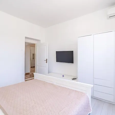Bronzan Apartment