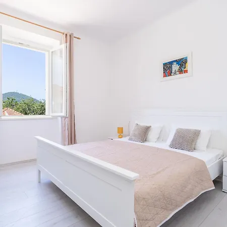 Bronzan Apartment
